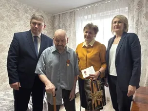 Министр строительства Нижегородской области вручил памятные медали ветеранам в Чкаловске