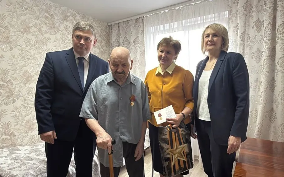 Министр строительства Нижегородской области вручил памятные медали ветеранам в Чкаловске